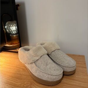 Dearfoams Women's Cream Slippers